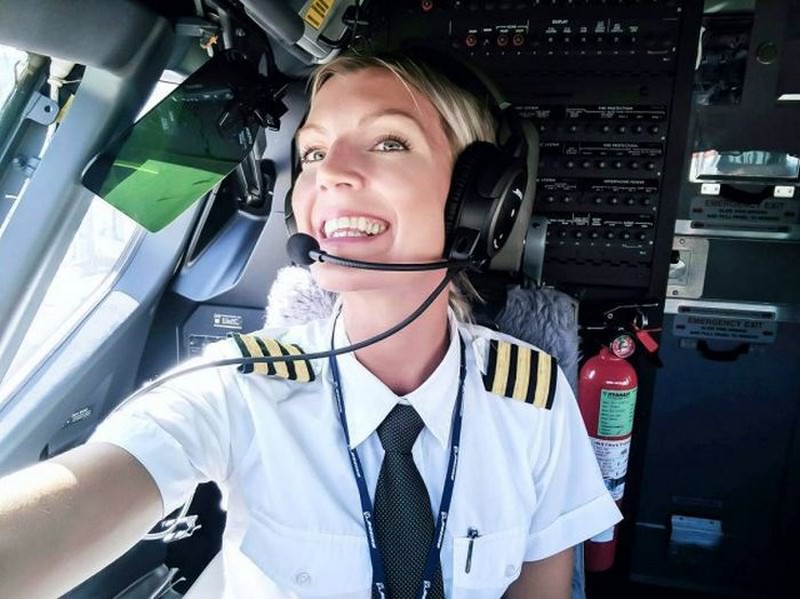 hottest female airline pilot 17