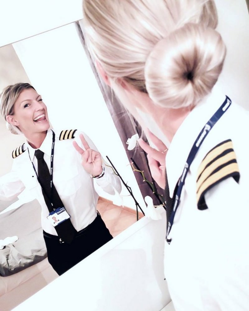 hottest female airline pilot 3