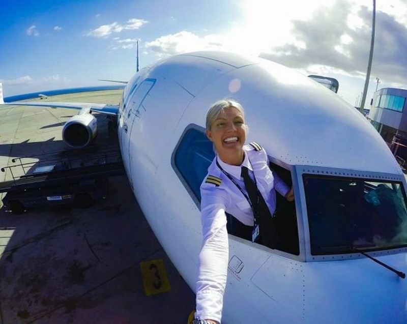 hottest female airline pilot 4