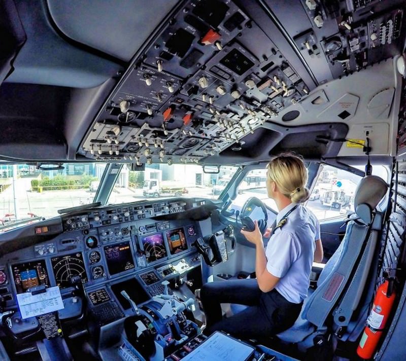 hottest female airline pilot 8